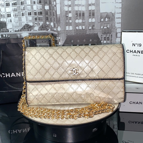 Sold Authentic CHANEL Bicolore Quilted CC Logo Leather Trifold Wallet - Picture 3 of 17